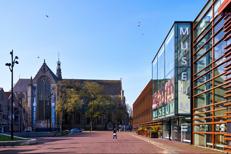 Stedelijk museum Alkmaar met de kerk op de achtergrond
